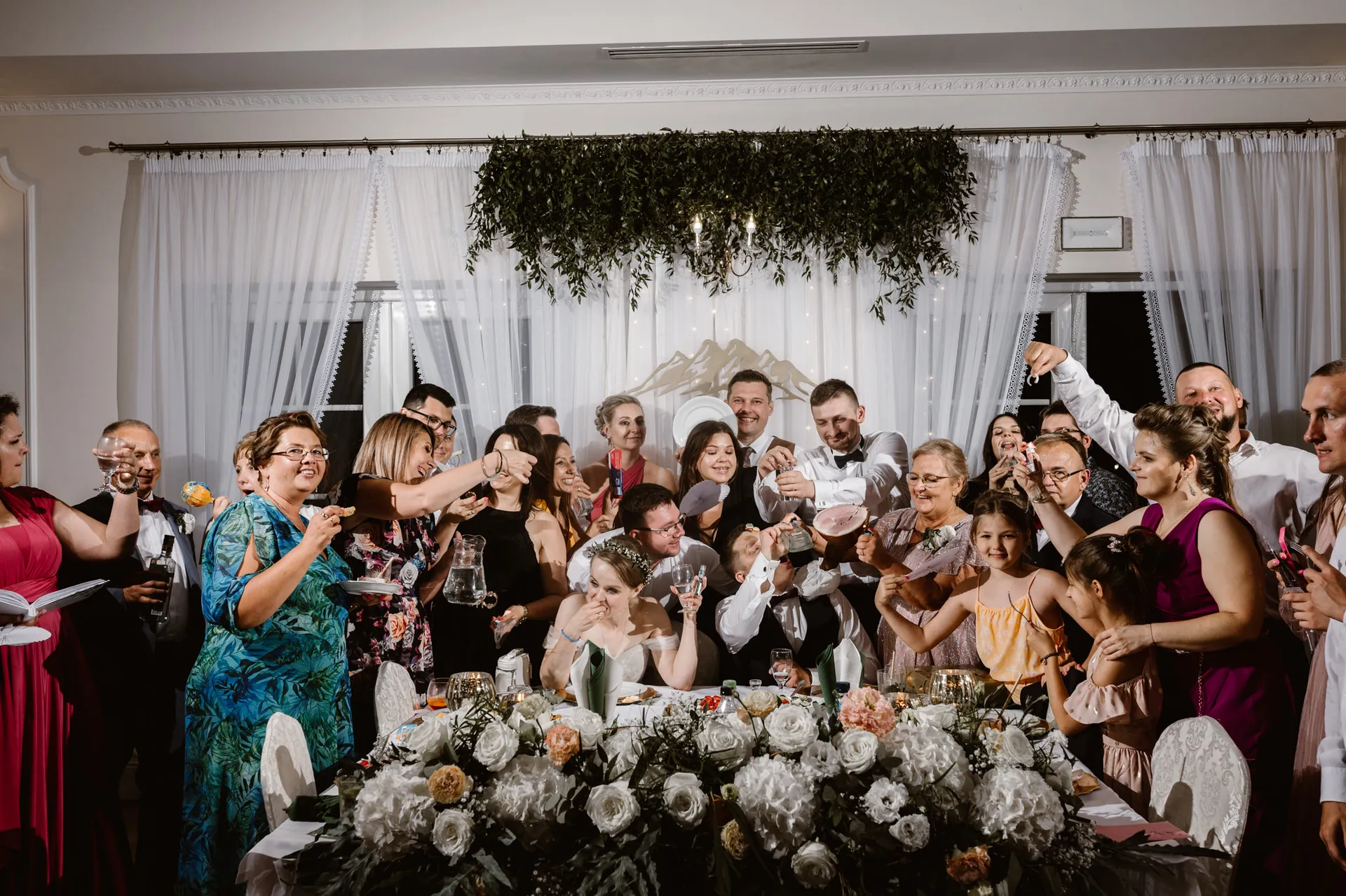 Goście weselni przy stole